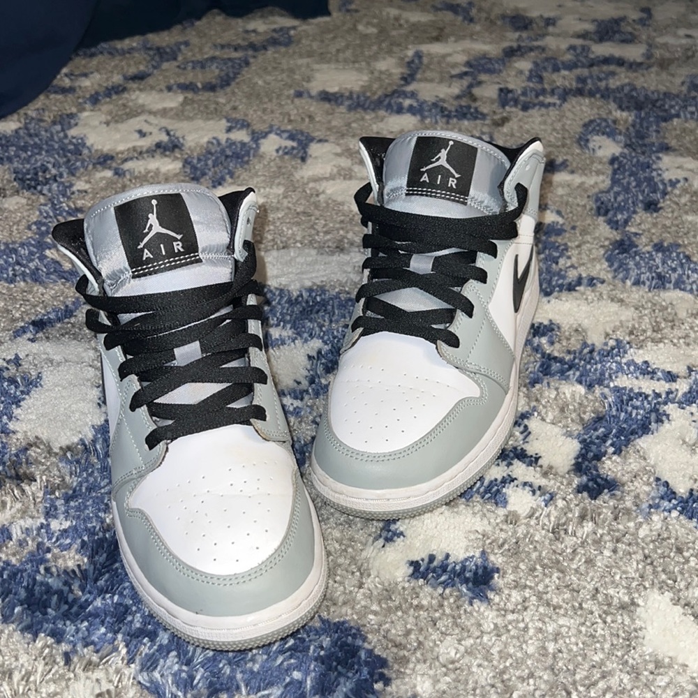 Jordan’s mid light smoke grey Youth 6 or WMNS 7.5